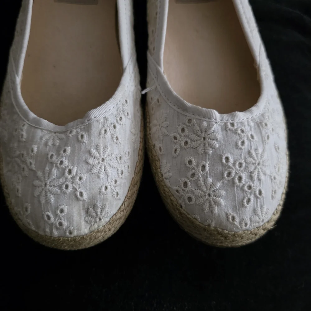 UGG Girl Size 1, Cream Lace Espadrille Flats Used Lake New.